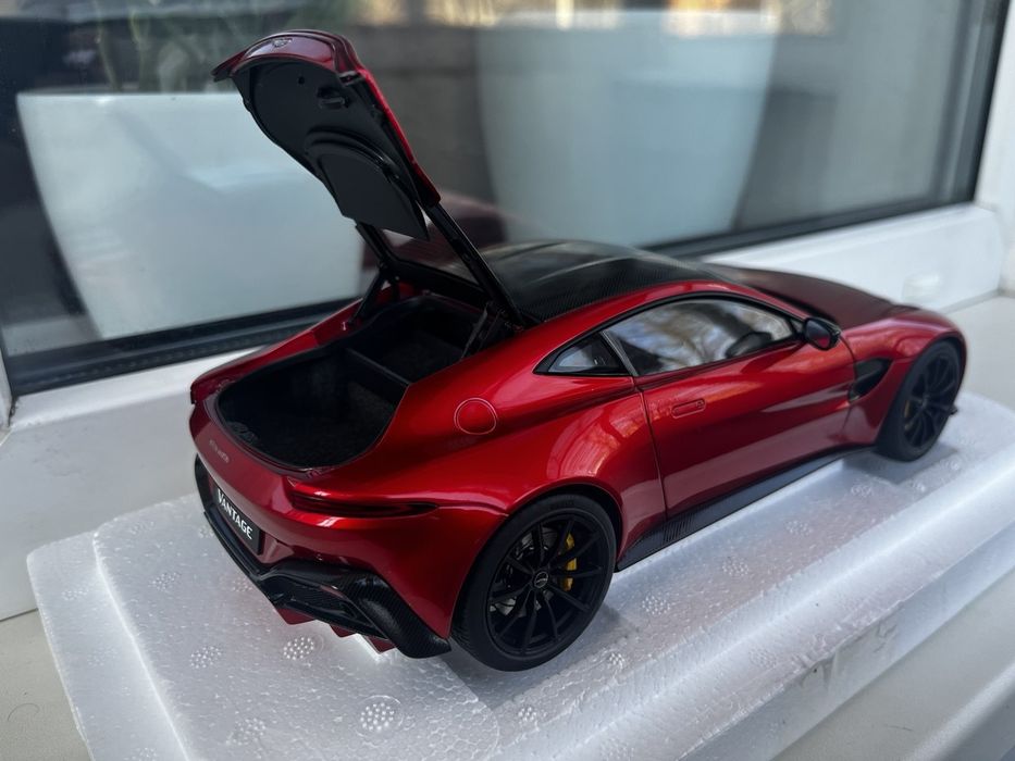 Autoart Aston Martin Vantage 1/18
