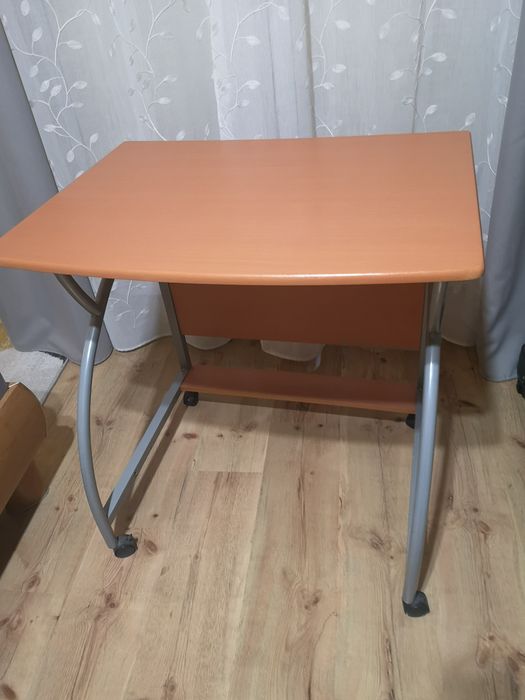 Stolik komputerowy