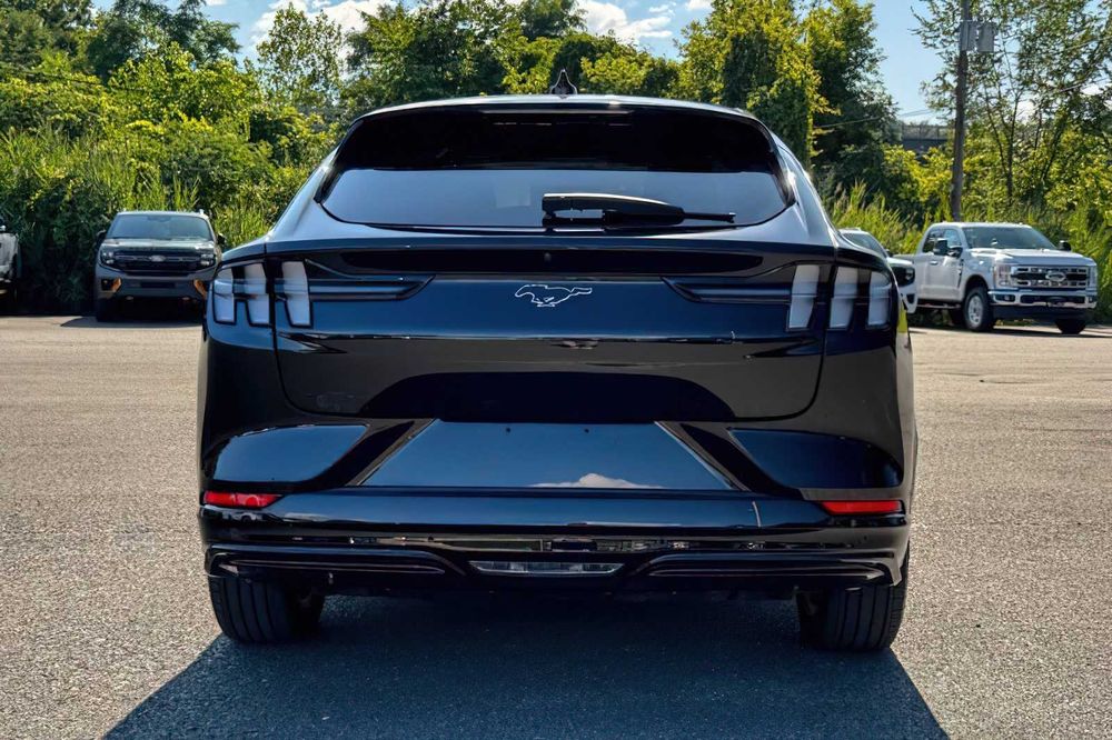 Ford Mustang Mach-E Premium      2023