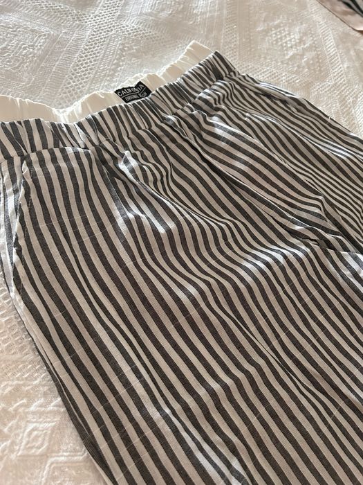 Calças às riscas preto e branco