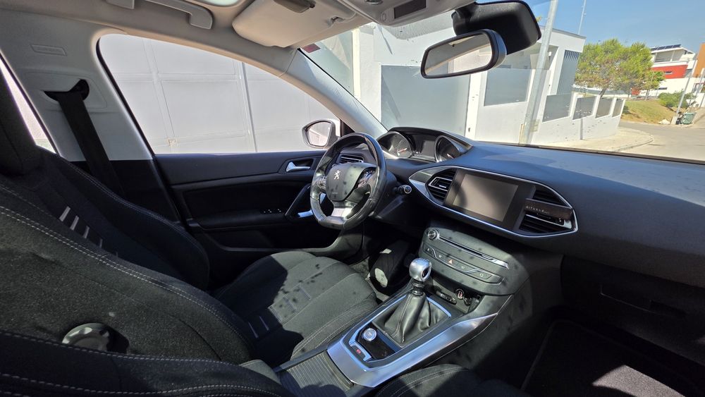 Peugeot 308 Hatchback 1.6 e-HDi Allure 115cv | CarPlay/Android Auto Wireless | Sem AdBlue | Teto Panorâmico