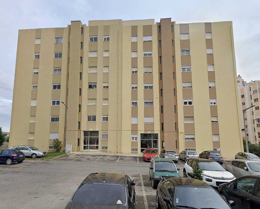 Arrendo T2 Remodelado com 3 assoalhadas no Carregado