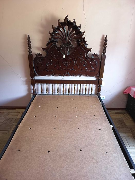 Cama em madeira escura