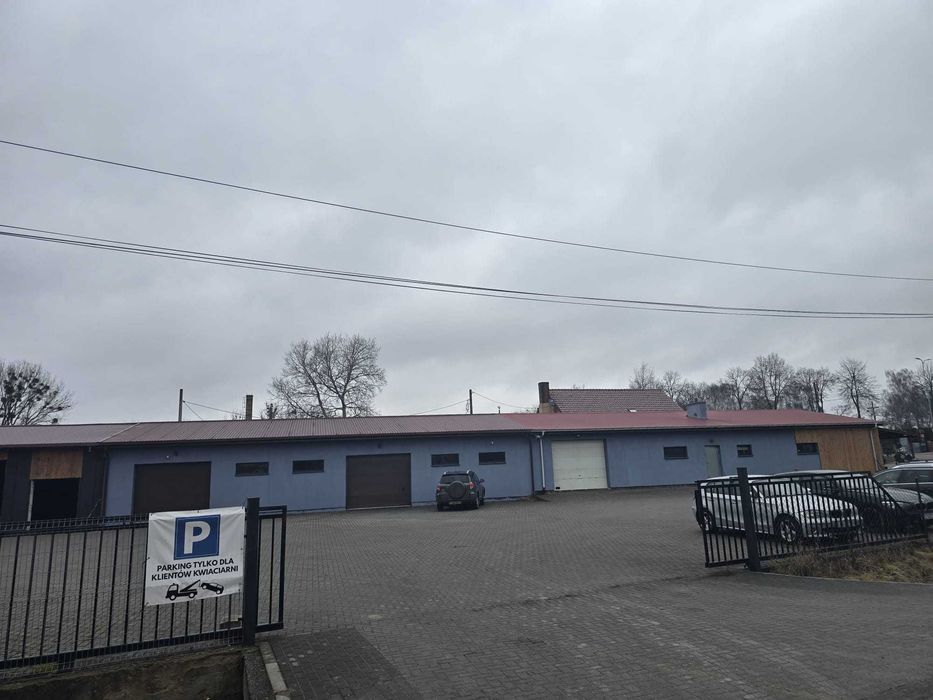 Budynek z parkingiem