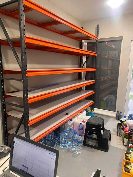 Стелаж на склад. Складські металеві поличні стелажі та стелажі для шин