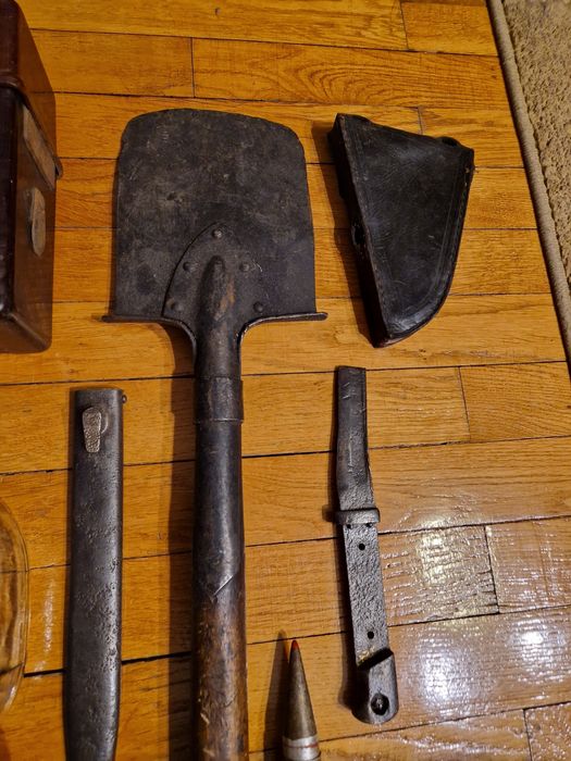 Stare zabytkowe przedwojenne militaria hełm bagnet manierka menażka wh