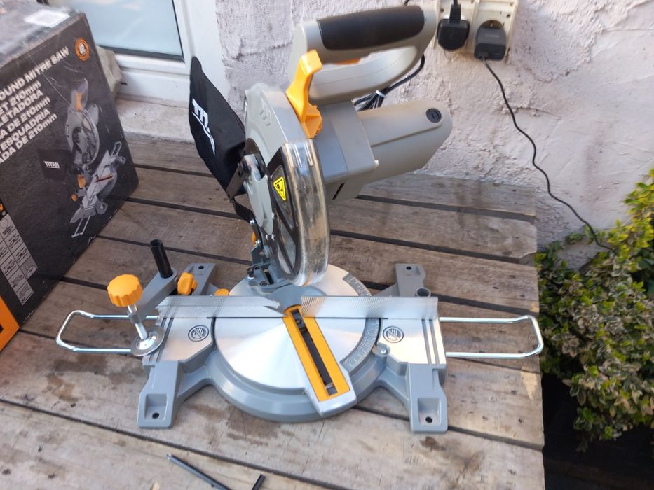 Piła ukośnica Titan  1400 W 210 mm