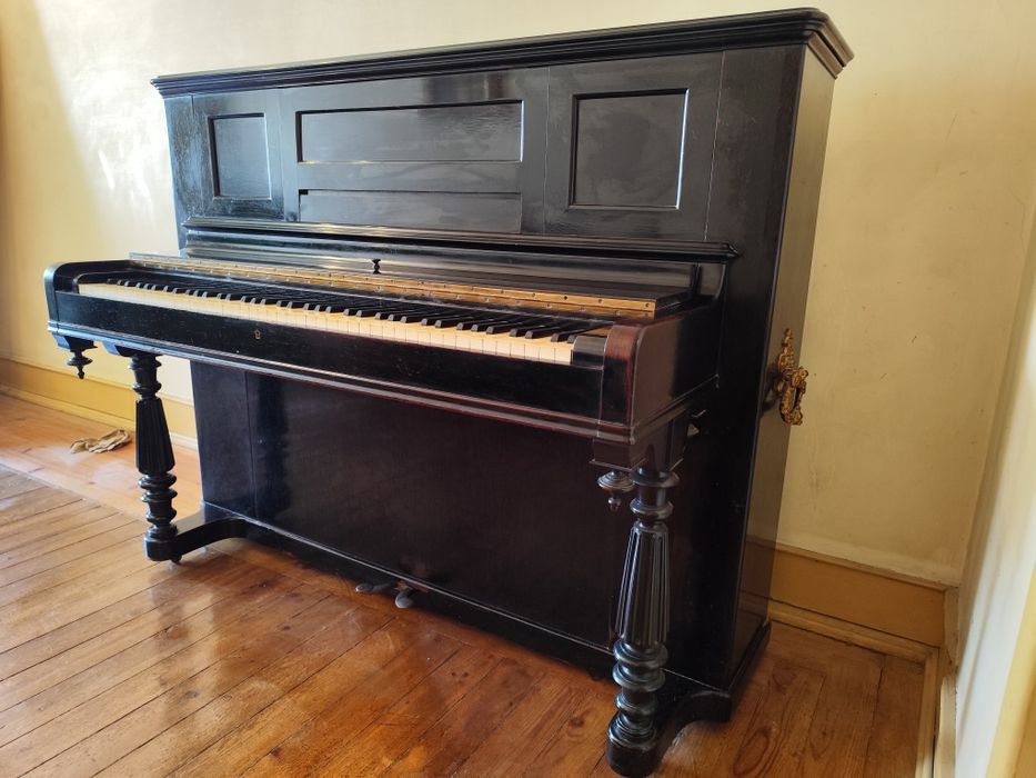 Piano familiar muito antigo