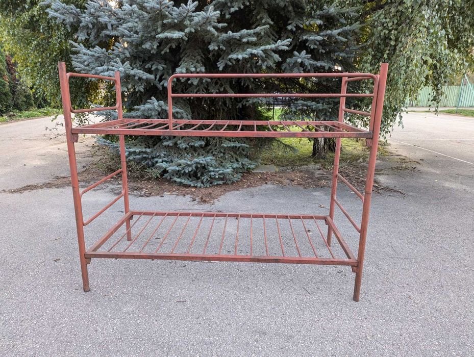 Łóżko piętrowe stalowe