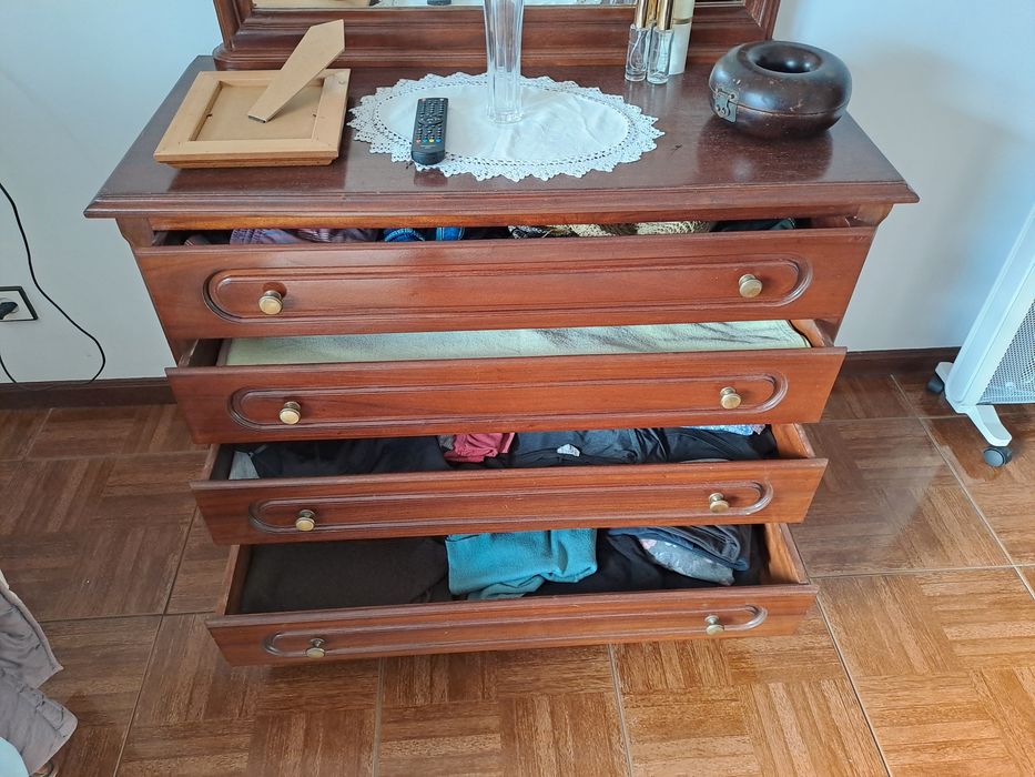 Mobília de quarto (cama e colchão, duas mesas de cabeceira e cómoda)