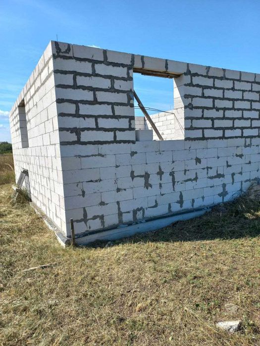 Незакінчене будівництво в Низах