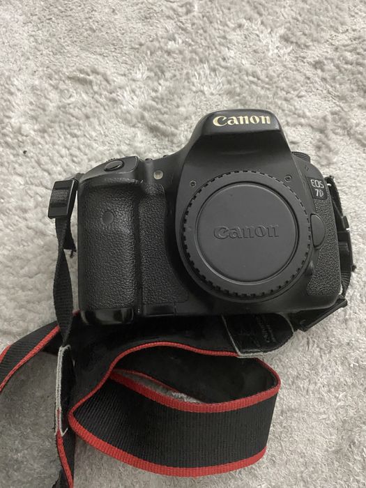 Máq. Canon 7D + Grip BG-E7 + Cartao 32 GB + carregador + alça