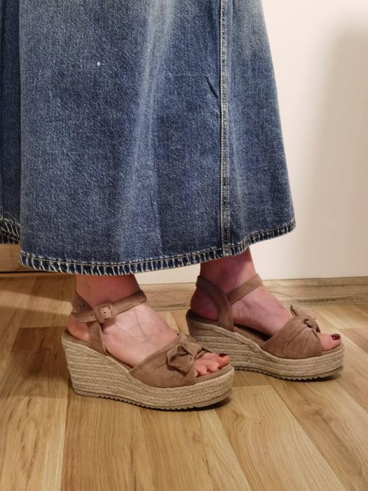 Buty na koturnie 37