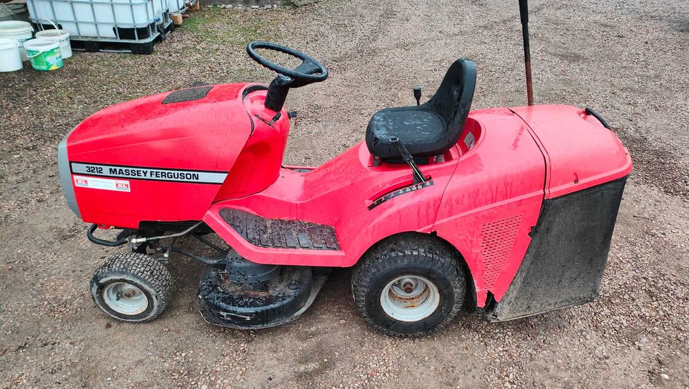 Traktorek do koszenia trawy Massey Ferguson 3212 z koszem