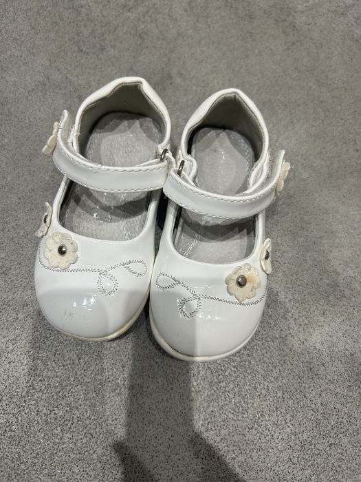 Sprzedam biale lakierki rozm 20 !