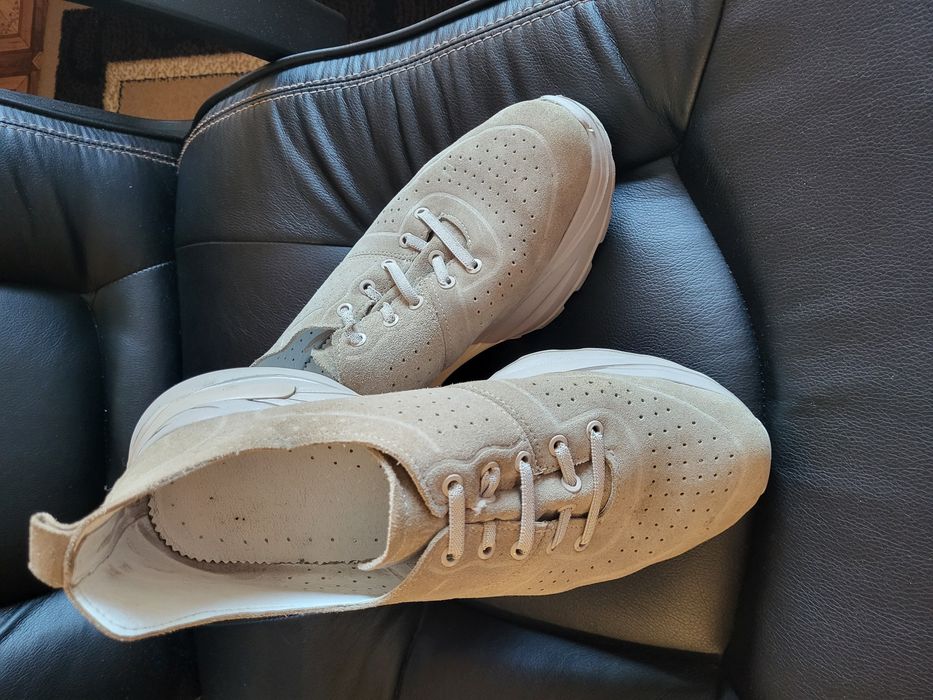 Продам кросівки жін