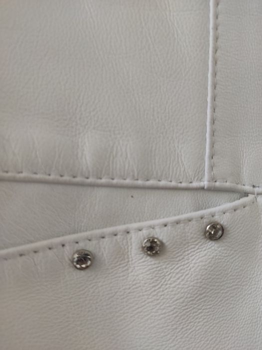 Biała kurtka skórzana