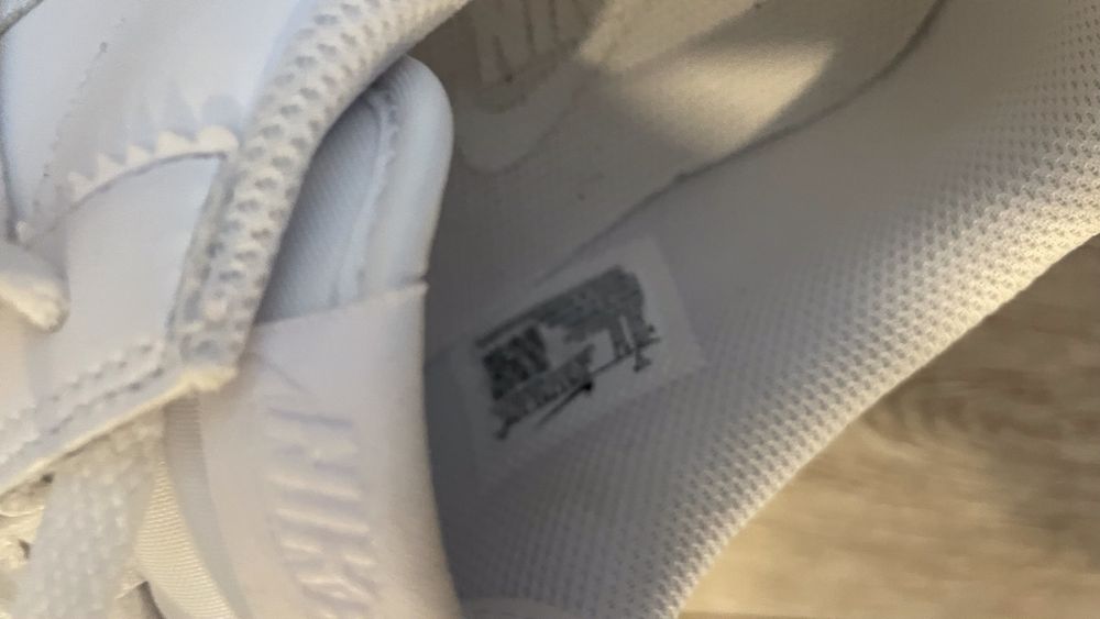 Dois modelos Nike Cortez brancos e pretos