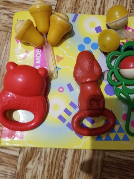 Дитячі іграшки брязкальця