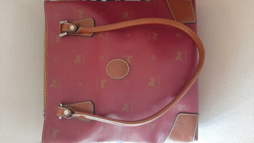 Mala de senhora vermelha
