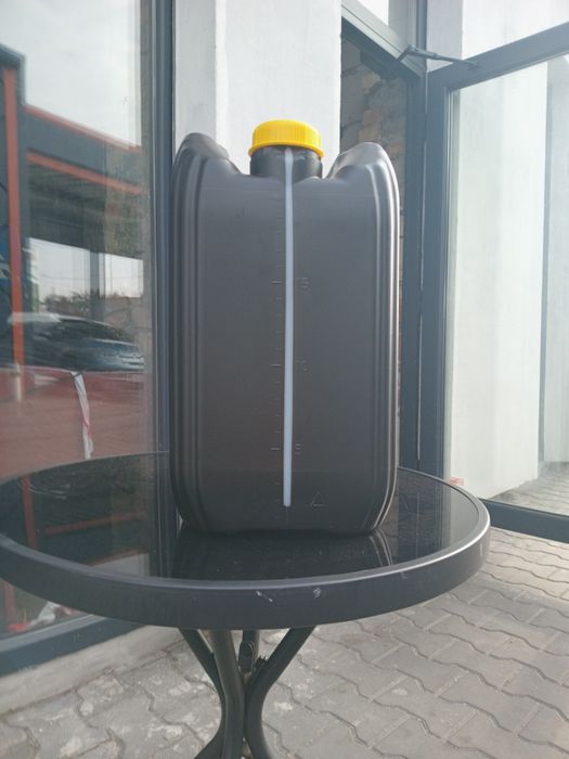 Каністри поліпропіленовів ідеальному стані( 20,5 літрів)