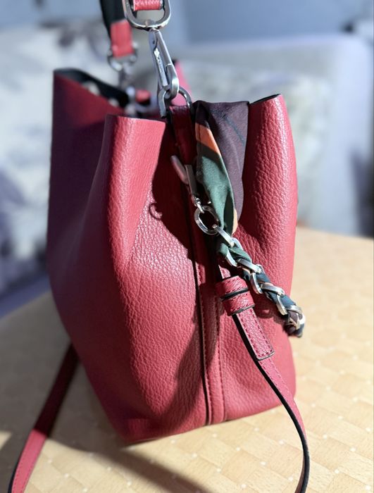 Червона сумка Calvin Klein