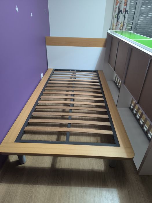 Cama  de solteiro e camiseiro