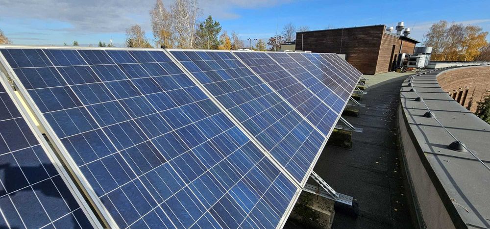 Panele fotowoltaiczne , falownik, stelaż