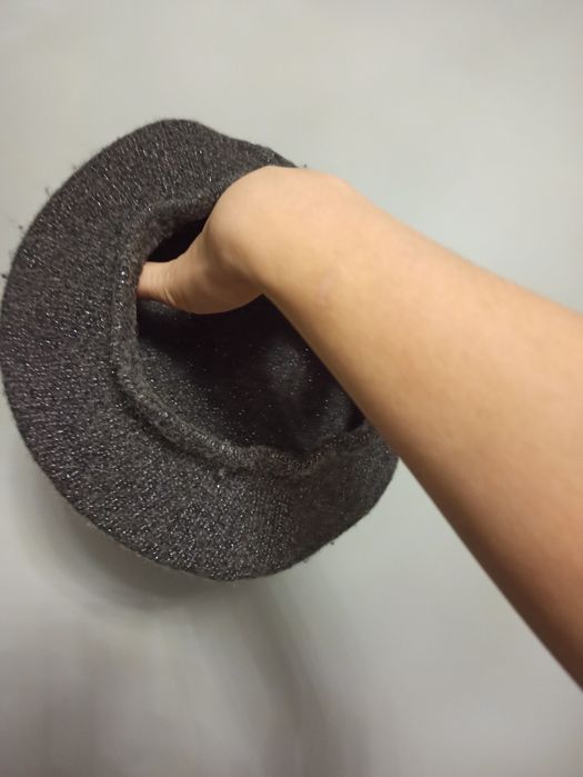 Wełniany beret z metaliczną nitką