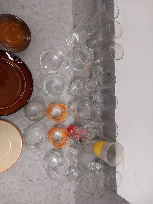 Sprzedam szklanki,talerzyki całość  30 elementów.