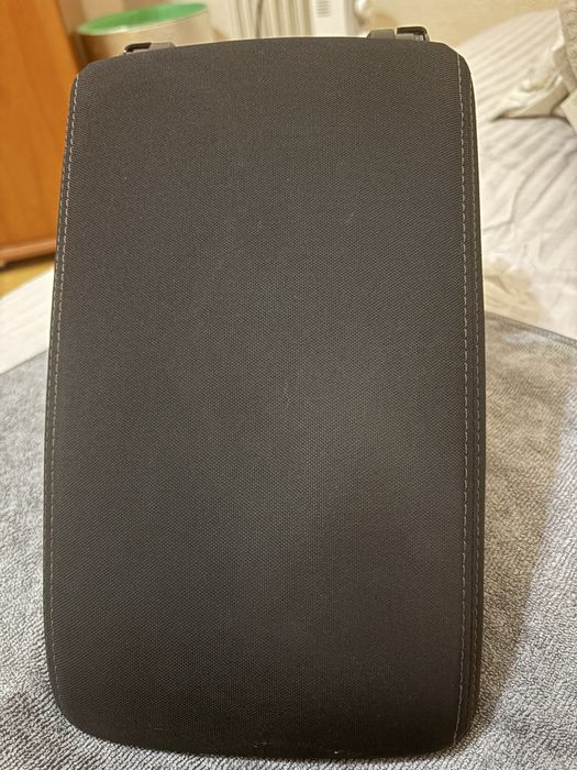 Підлокітник центральний Passat b8