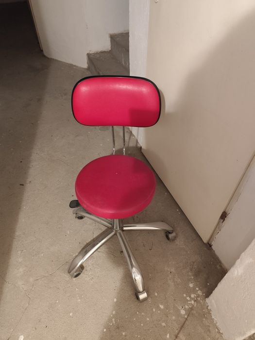 Krzesło podnoszone na kółkach