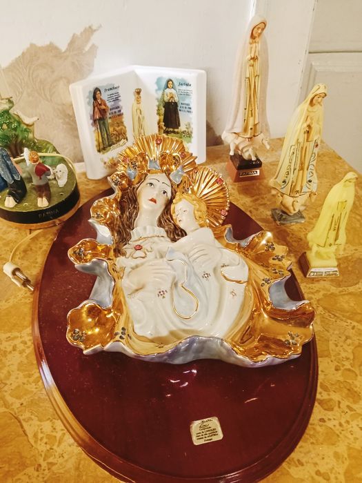 Imagem nossa senhora com menino Jesus  com outros itens