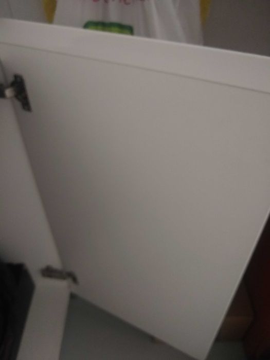 Szafka z białymi frontami na wysoki połysk