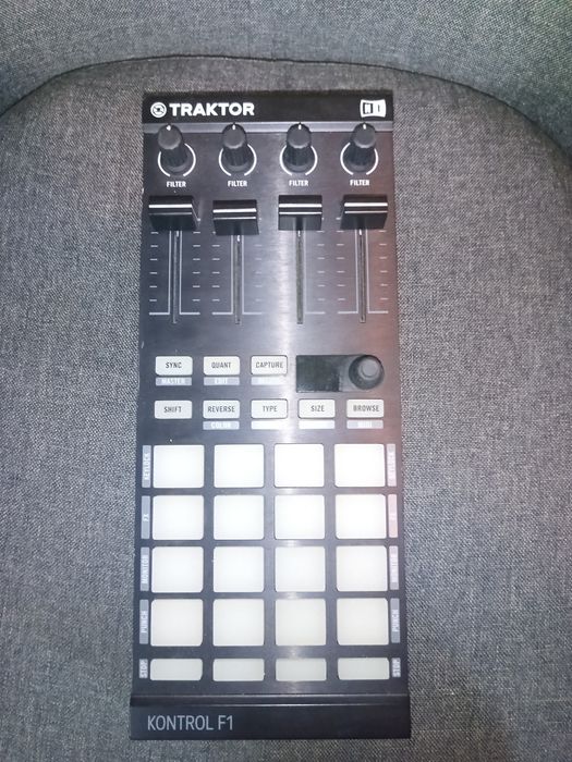 TRAKTOR F1 kontroler DJski