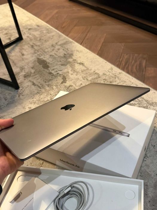 Komputer Apple Macbook 13" M1 Model A2337 256 GB
