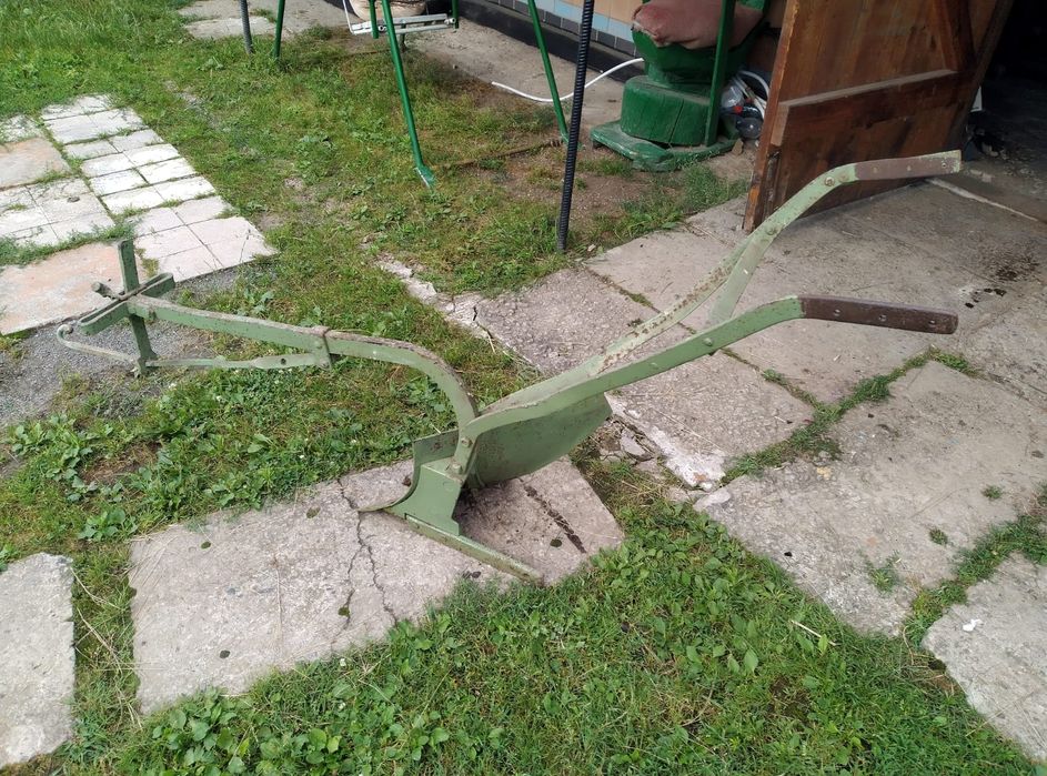 Продається плуг кінний, віжки та посторонки