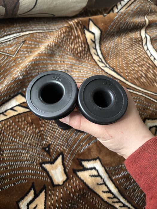 Продам одне дзеркало для мопеда і 2 кріпси на мопер на мотоцикол пітбайк