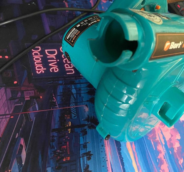 Потужна повітродувка Bort BSS-550-R 550Вт для ПК, техніки та прибирання