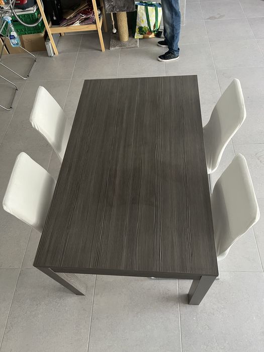 Mesa de jantar e 4 cadeiras Conforama