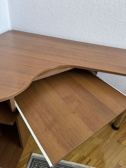 Кутовий комп’ютерний стіл