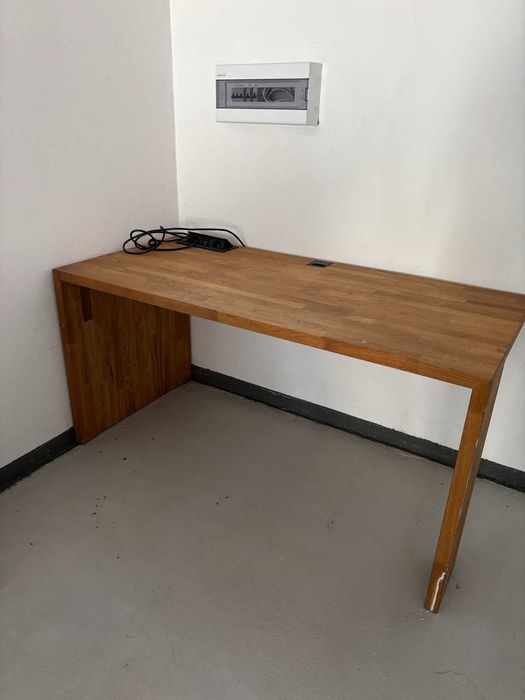 biurko drewniane, używane, z portami USB, w dobrym stanie