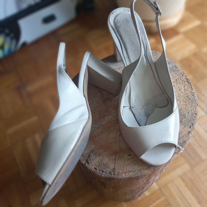 Buty skórkowe,  beżowe, na wysokim słupku, w dobrym stanie