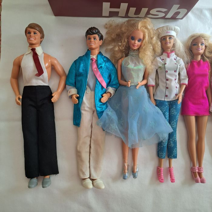 Conjunto de Barbies e Bonecas Variadas