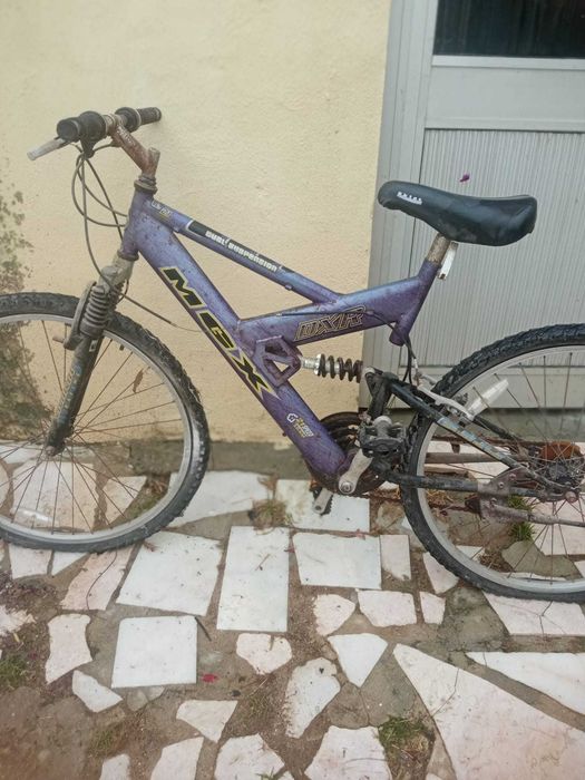 Duas bicicletas roxas