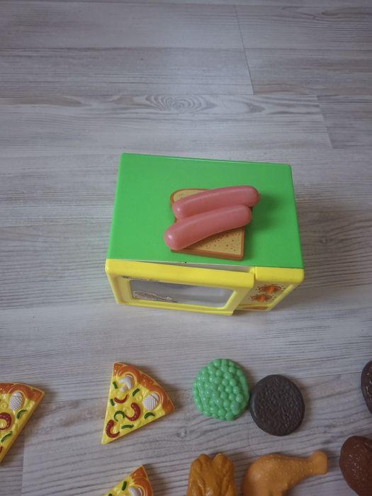 Мікрохвильова пічка із продуктами