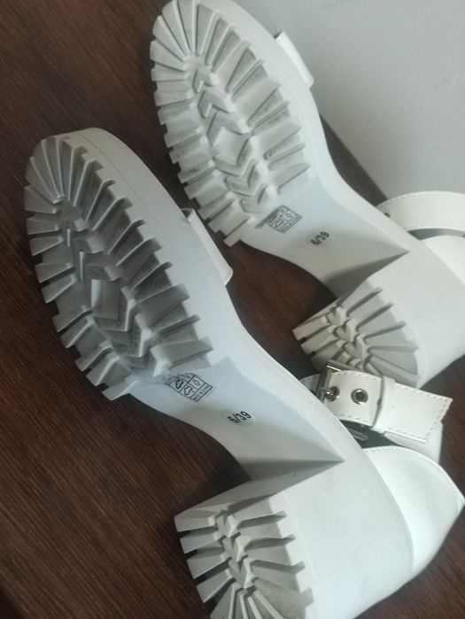 Białe sandały na słupku duże 39