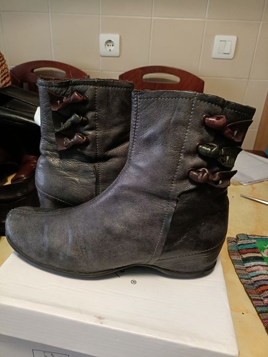 Botins cinza em pele e o forro também