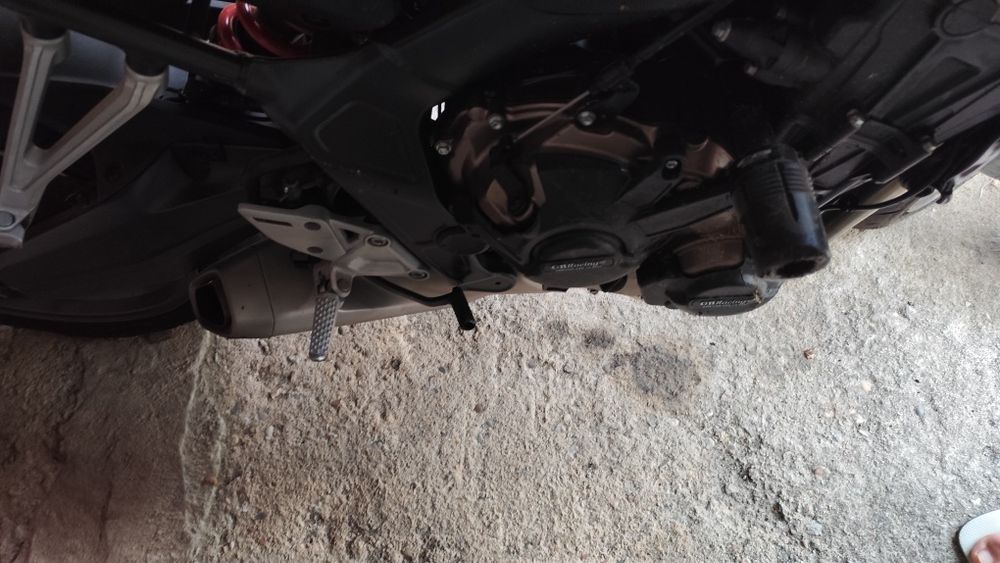 Honda CB650R 2023 | 7.999 km | Acidentada | Para peças/reparação