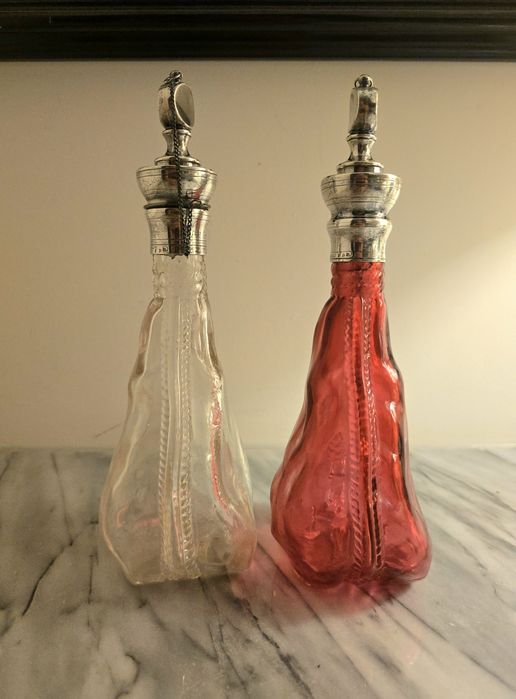 Par de frascos de Perfume Antigos, tampas em Prata – Leitão & Irmão.